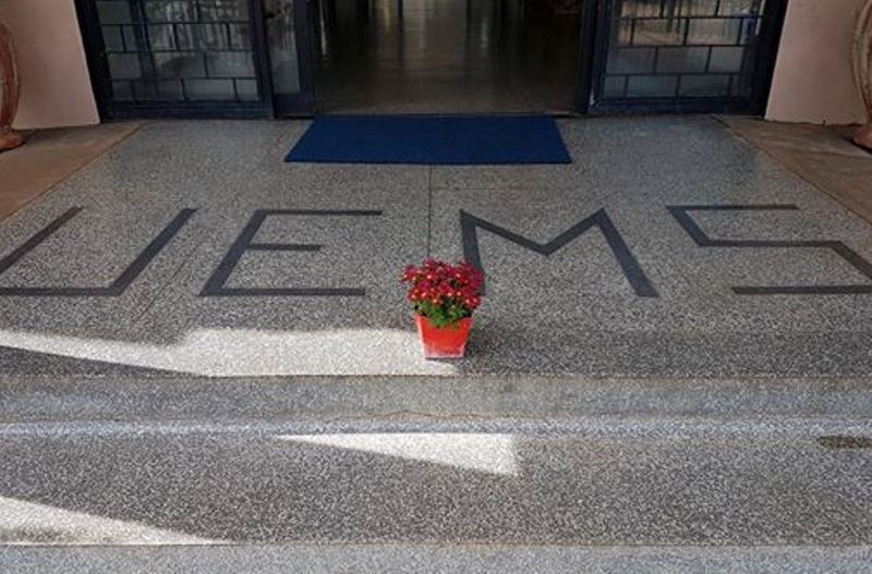 Manifestantes deixam flores e desocupam prédio antes da chegada do oficial de justiça, com mandado de reintegração de posse - Renato Lustosa