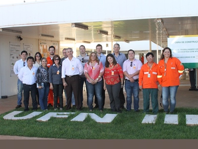 Autoridades, equipes do Sebrae e da UFN III posam para foto durante visita -