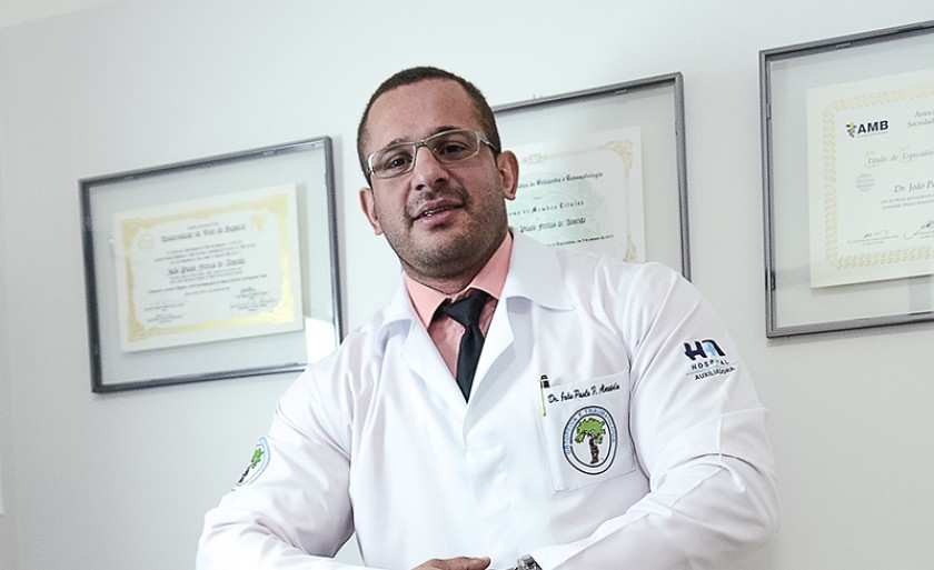 Médico João Paulo Freitas de Almeida, especializado em ortopedia, traumatologia e medicina esportiva