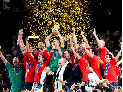 O goleiro e capitão Casillas ergue a taça ao lado de seus companheiros -