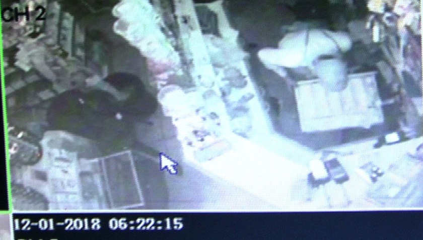 Momento exato em que ladrão revira caixa de loja, no bairro Santos Dumont, em Três Lagoas - Cedida/Arquivo Pessoal Momento exato em que ladrão revira caixa de loja, no bairro Santos Dumont, em Três Lagoas - Cedida/Arquivo Pessoal