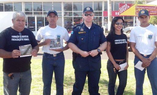 Os agentes de trânsito do Demutran, juntamente com os policiais militares e os alunos soldados realizaram a entrega de panfletos - PM