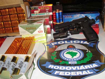 Arma, munições e objetos encontrados no veículo -
