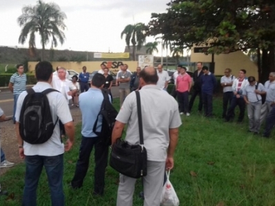Assembleia realizada na manhã desta segunda-feira, em frente à entrada da usina - Reprodução/WhatsApp