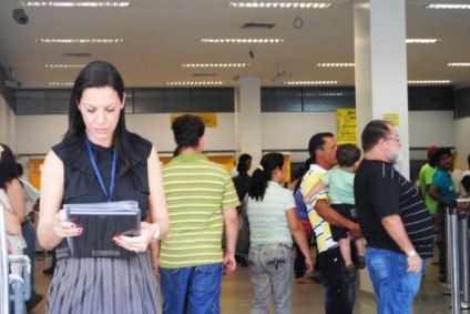 Diretora do Procon acompanha atendimento em agência bancária -