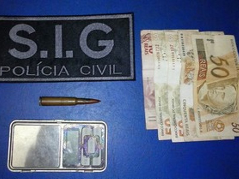 Dinheiro, droga e munições foram localizadas na casa do acusado e apreendidas - Divulgação/Polícia Civil