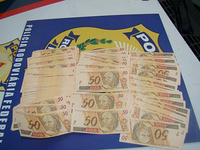 Dinheiro apreendido com os dois rapazes -