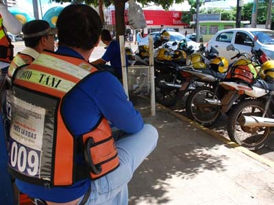 Além do jaleco, o mototaxista, devidamente cadastrado, também pode facilmente ser identificado pelo número do cadastro -