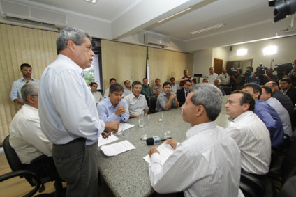 Solenidade de assinatura para a construção das casas - Solenidade de assinatura para a construção das casas -