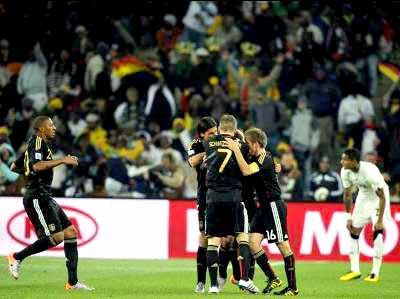 Alemães comemoram o gol da vitória sobre os ganeses -