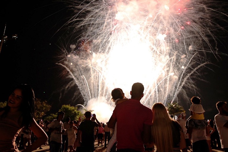 É importante que a compra de fogos de artifício seja feita em estabelecimentos autorizados.