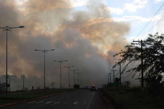 Fumaça causada por queimada às margens da avenida Guaicurus, tirou a visibilidade de quem passava pela rodovia - Andressa Lorenzatti/Portal da Cidade