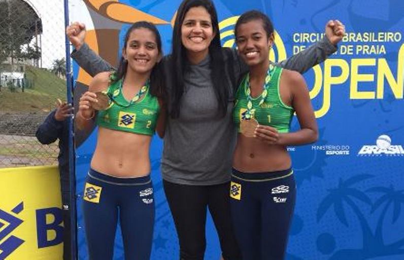 Aninha e Carol, com a técnica Ana Rita, após a partida de quinta - Divulgação/Assessoria
