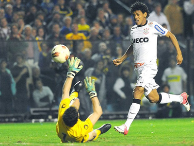 Romarinho encobre o goleiro para marcar o gol do Corinthians -