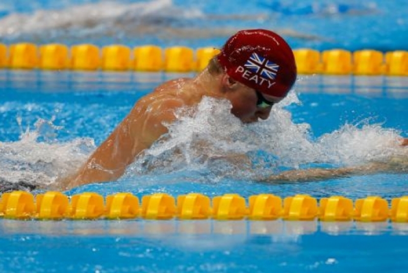 Rio de Janeiro - O britânico Adam Peaty leva ouro nos 100m nado peito nos Jogos Olímpicos Rio 2016, no Estádio Aquático - Fernando Frazão/Agência Brasil