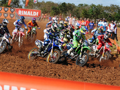 Ao todo, foram realizadas cinco corridas hoje, todas com muita velozes disputas entre os pilotos -