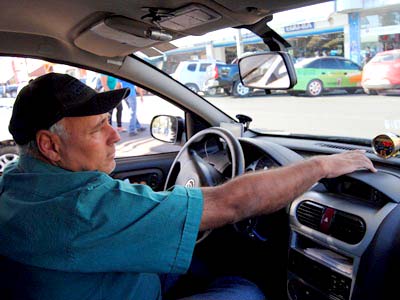 O taxista Nelson de Souza mostra como utilizar corretamente o taxímetro -