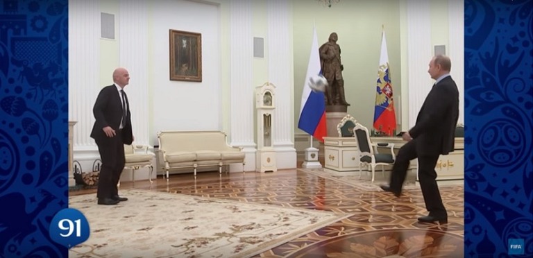No vídeo, presidente da FIFA 'bate uma bolinha' com o líder russo, Vladimir Putin - Reprodução