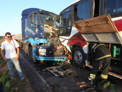 Edmilson, motorista do ônibus, fazia o transporte de 32 passageiros. Ninguém ficou gravemente ferido da colisão - Elias Dias/JP