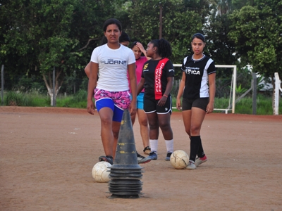 Professor afirmou que não há uniformes para as meninas, caso elas participem dos Jogos Abertos -