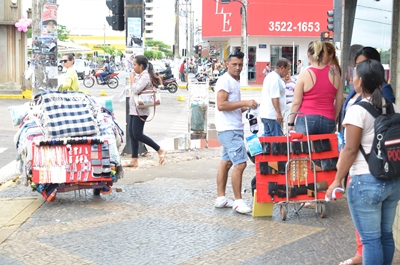 Calçadas em frente a grandes lojas e agencias bancarias são os locais preferidos dos vendedores -