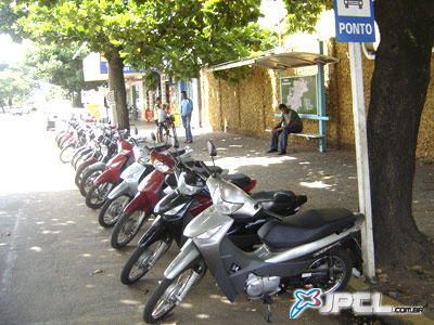 Motos estacionadas em parada de ônibus atrapalham embarque de passageiros -