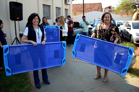 Márcia Moura e Jussara Fernandes, na entrega da camas - Divulgação 