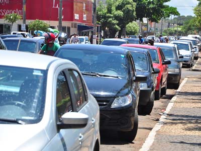 Ruas da cidade estão ?afogadas? com tantos carros -