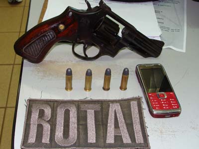 A arma e a munição encontrada pela equipe da Rotai - A arma e a munição encontrada pela equipe da Rotai -