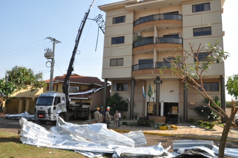 Bombeiros e eletricistas trabalham no religamento da energia no prédio da prefeitura, ontem à tarde - Divulgação