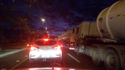 Comboio de caminhões-tanque passa por Três Lagoas - André Barbosa/JPNews Comboio de caminhões-tanque passa por Três Lagoas - André Barbosa/JPNews