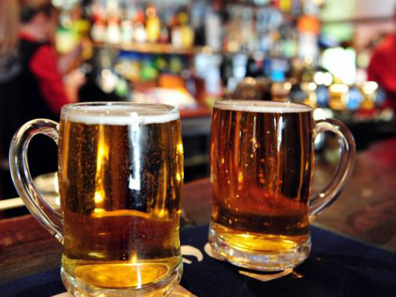 Comerciantes que venderem bebida alcoólica para menores de 18 anos poderão pegar até quatro anos de prisão - Arquivo/Agência Brasil Comerciantes que venderem bebida alcoólica para menores de 18 anos poderão pegar até quatro anos de prisão - Arquivo/Agência Brasil