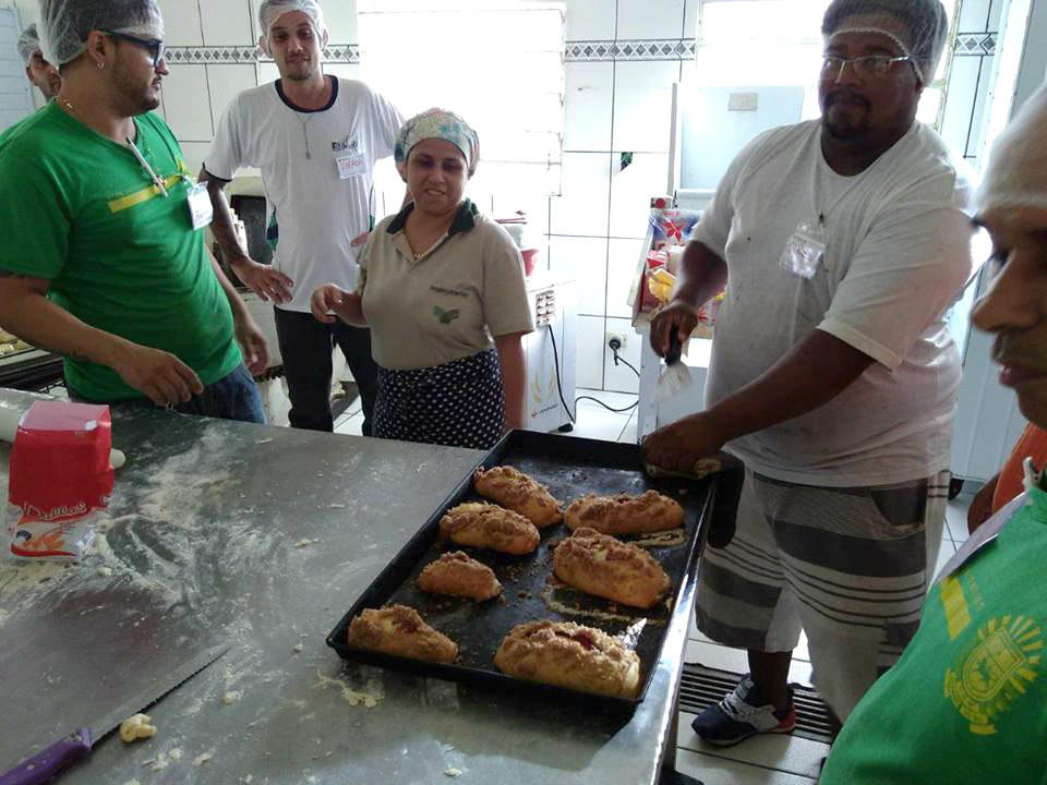 O objetivo geral das aulas foi produzir artesanalmente pães e salgados para consumo familiar - Divulgação/Sindicato Rural