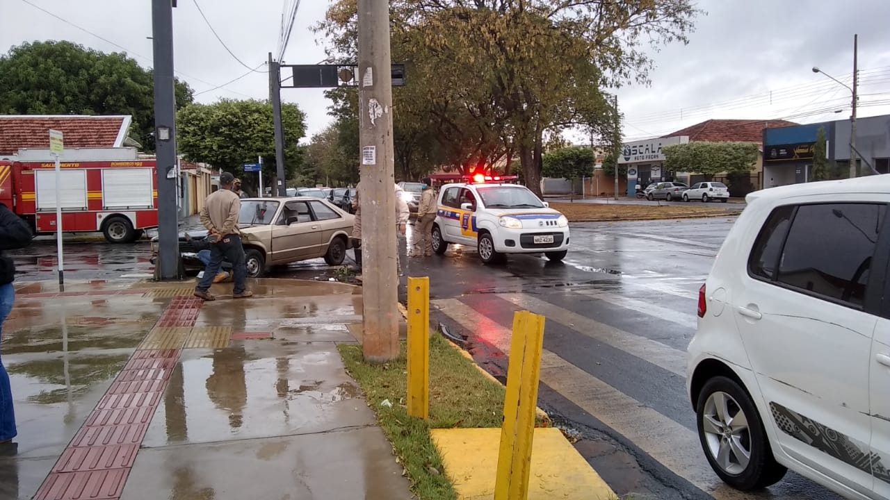 Colisão entre dois carros deixa criança ferida - Alfredo Neto/JPNews