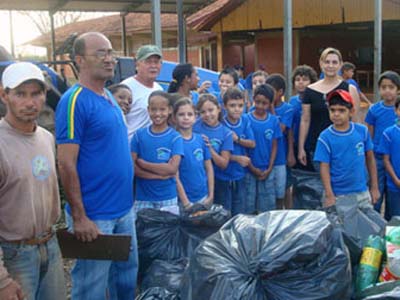 600 alunos da Escola Estadual Ana Maria de Souza percorrem a cidade em busca de material reciclável - 600 alunos da Escola Estadual Ana Maria de Souza percorrem a cidade em busca de material reciclável -