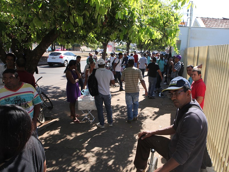 Movimentação em frente ao escritório da empresa foi intensa durante esta quinta-feira, 20 - Elias Dias