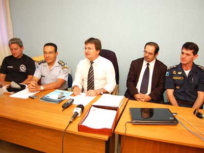 Participaram da coletiva os delegados Ailton Pereira, Vitor Lopes e Eraldo Coelho, acompanhados pelo comandante e subcomandante da PM, Washinton Geraldo de Oliveira e Wilson Monari -