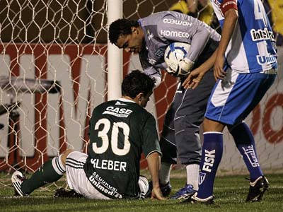 O goleiro do Avai fez uma lambança no jogo - O goleiro do Avai fez uma lambança no jogo -