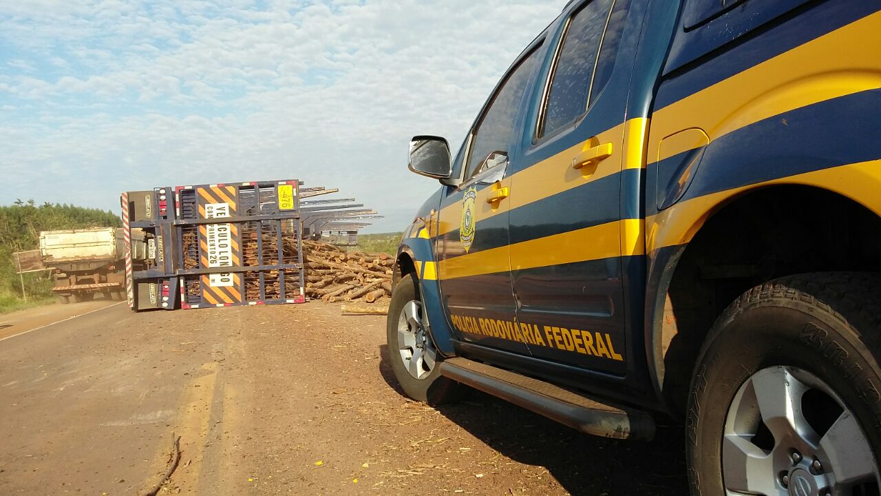 Polícia Rodoviária Federal sinalizou o local do acidente - Celso Daniel/TVC