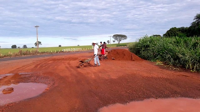 Homens, mulheres, idosos e crianças trabalham para amenizar situação precária do local - Arquivo pessoal/Elisângela Lemes