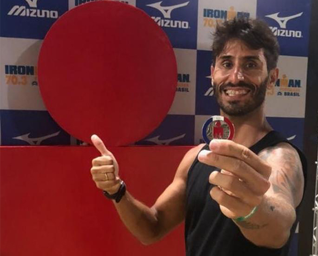 Raphael Bittencour com a medalha classificatória pro mundial de IronMan 70.3 , na França