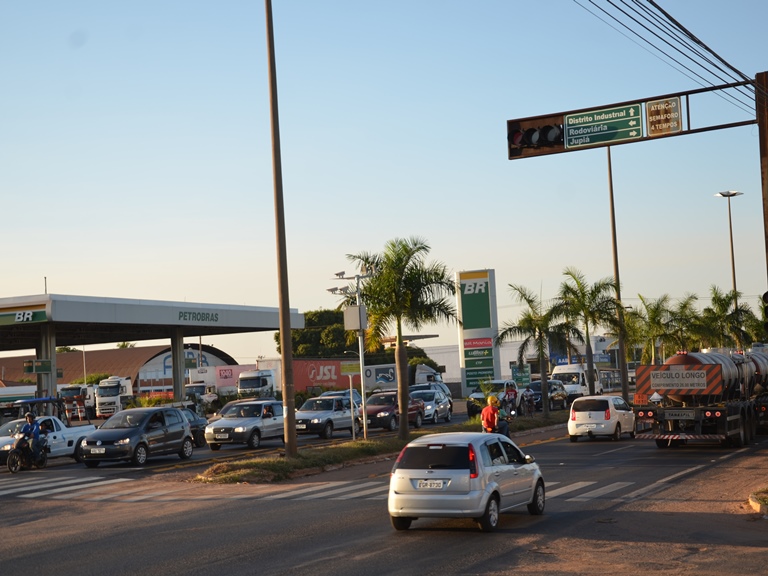 Cruzamento da avenida Ranulpho Marques Leal congestionado pela grande quantidade de veículos - Claudio Pereira/JP