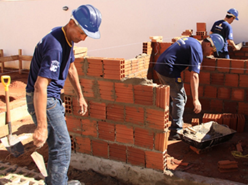 Além da vaga para ajudante de obras, há oportunidades para camareira, cozinheiro entre outras - Ilustração