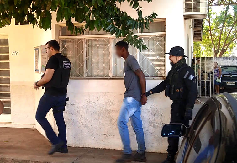 Movimentação na 3ª Delegacia: Suspeito é detido para averiguação - André Barbosa/JPNEWS