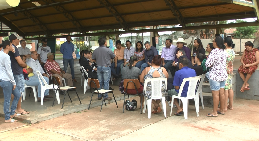 Autoridades se reúnem com ribeirinhos - Reprodução/TVC Autoridades se reúnem com ribeirinhos - Reprodução/TVC