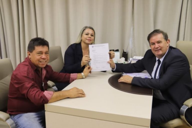 A reunião ocorreu, na quinta-feira (21), entre os vereadores Aurinéia Halsback, a “Néia”, Domingos Moreira, o “Dominguinhos da Debrasa”, e deputado. - Divulgação/Assessoria