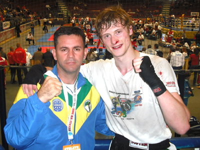 Alex Ortiz (esq.) ao lado do campeão irlandês que o derrotou e acabou campeão mundial -