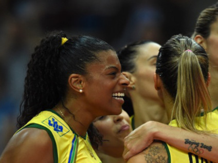 Brasileiras comemoram ponto contra a Rússia - Divulgação/FIVB