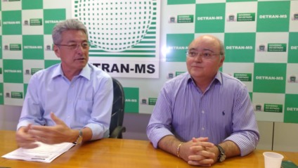 Diretor-presidente do Detrans-MS, Roberto Soler e representante da empresa Esmeralda, William José de Mello, explicaram como novo serviço vai funcionar - Loraine França/CBN