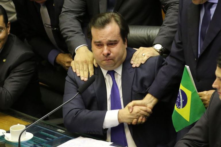 O presidente da Câmara, Rodrigo Maia, se emociona durante comemoração da aprovação do texto-base da reforma da Previdência na Câmara dos Deputados - Divulgação/Agência Brasil